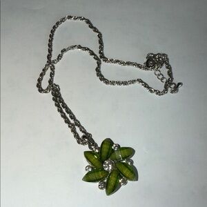 Silver tone rope necklace with green floral pendant (f22)